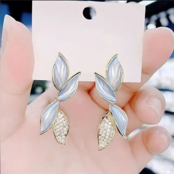 💖Beautiful Acrylic Ivory Swirl & Gold Sparkling Drop Post back Earrings💖 - Picture 3 of 8